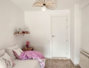 Puerta interior de aluminio color blanco con 4 rayas horizontales-2